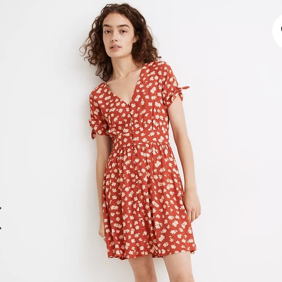 Madeweel Button-front tie-sleeve retro dress in Happy Hibiscus - Picture 3 of 7